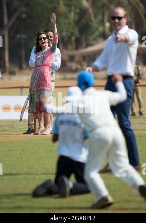 Le prince William, duc de Cambridge et Catherine, duchesse de Cambridge, portant une robe imprimée par la designer indienne Anita Dongre, participent à un match de cricket pour enfants à l'Oval Maidan à Mumbai, Inde, le 10 avril 2016. Banque D'Images