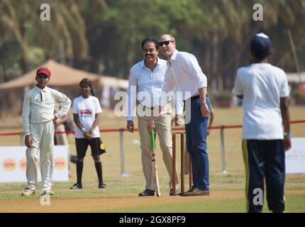 Le Prince William, duc de Cambridge, participe à un match de cricket pour enfants à l'Oval Maidan de Mumbai, Inde, le 10 avril 2016. Banque D'Images