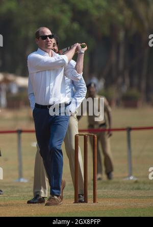 Le Prince William, duc de Cambridge, participe à un match de cricket pour enfants à l'Oval Maidan de Mumbai, Inde, le 10 avril 2016. Banque D'Images