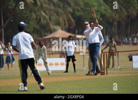 Le Prince William, duc de Cambridge, participe à un match de cricket pour enfants à l'Oval Maidan de Mumbai, Inde, le 10 avril 2016. Banque D'Images