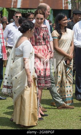 Le prince William, duc de Cambridge et Catherine, duchesse de Cambridge, portant une robe midi à imprimé rose de Topshop, rencontrent des villageois à Kaziranga, en Inde, le 13 avril 2016. Banque D'Images