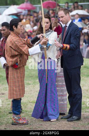 Le prince William, duc de Cambridge et Catherine, duchesse de Cambridge, qui se distingue par son superbe haut Paul & Joe associé à une jupe fabriquée à partir de matériaux tissés et provenant du Bhoutan, participent à un tir à l'arc en plein air à Thimphu, au Bhoutan, le 14 avril 2016. Banque D'Images