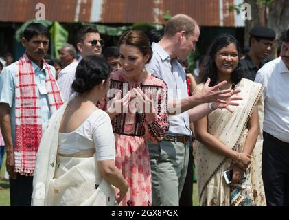 Le prince William, duc de Cambridge et Catherine, duchesse de Cambridge, portant une robe midi à imprimé rose de Topshop, rencontrent des villageois à Kaziranga, en Inde, le 13 avril 2016. Banque D'Images