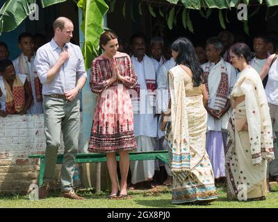 Le prince William, duc de Cambridge et Catherine, duchesse de Cambridge, portant une robe midi à imprimé rose de Topshop, rencontrent des villageois à Kaziranga, en Inde, le 13 avril 2016. Banque D'Images