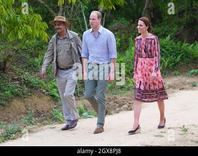 Prince William, duc de Cambridge et Catherine, duchesse de Cambridge, portant une robe midi à imprimé rose de Topshop, visitez Kaziranga, Inde le 13 avril 2016. Banque D'Images