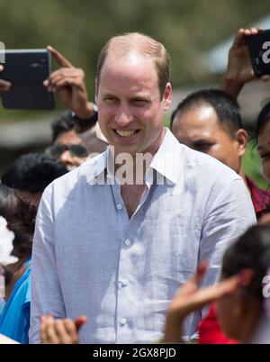 Le prince William, duc de Cambridge, rencontre des villageois à Kaziranga, en Inde, le 13 avril 2016. Banque D'Images