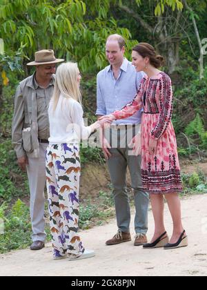 Prince William, duc de Cambridge et Catherine, duchesse de Cambridge, portant une robe midi à imprimé rose de Topshop, visitez Kaziranga, Inde le 13 avril 2016. Banque D'Images