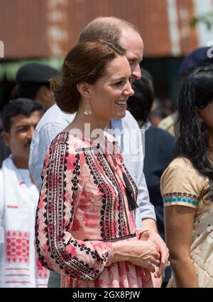 Le prince William, duc de Cambridge et Catherine, duchesse de Cambridge, portant une robe midi à imprimé rose de Topshop, rencontrent des villageois à Kaziranga, en Inde, le 13 avril 2016. Banque D'Images