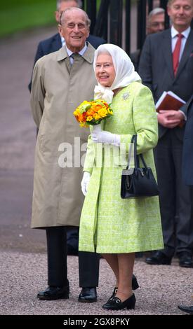 La reine Elizabeth ll, accompagnée du prince Philip, duc d'Édimbourg, assiste à une cérémonie d'éclairage des balises pour célébrer son 90e anniversaire à Windsor, le 21 avril 2016.La Reine allumera la balise principale qui mettra en train une série de plus de 1,000 balises à travers le pays et dans le monde entier. Banque D'Images