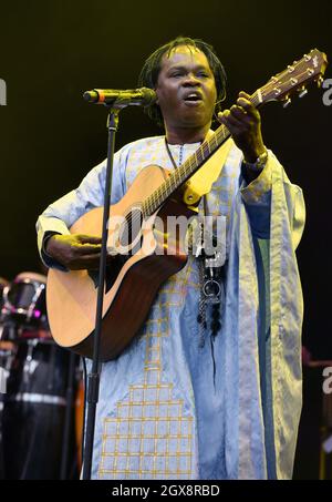 La chanteuse sénégalaise Baaba Maal se produit au festival WOMAD qui s'est tenu à Charlton Park, Malmesbury, le 30 juillet 2016. Banque D'Images