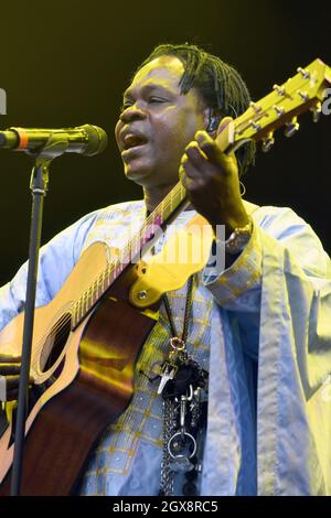 La chanteuse sénégalaise Baaba Maal se produit au festival WOMAD qui s'est tenu à Charlton Park, Malmesbury, le 30 juillet 2016. Banque D'Images