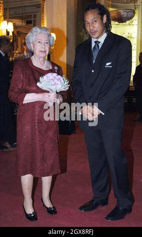 La reine Elizabeth ll est accompagnée de Tana Umaga, capitaine de l'équipe de rugby de Nouvelle-Zélande des All Blacks lors d'une réception spéciale au Palais de Buckingham dans le centre de Londres.Anwar Hussein/allactiondigital.com Banque D'Images