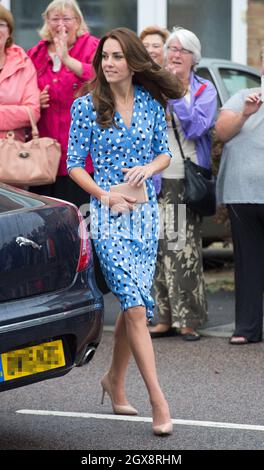 Catherine, duchesse de Cambridge, vêtue d'une robe bleue à pois de l'étiquette américaine Altuzarra, visite la stewards Academy à Harlow, dans l'Essex, le 16 septembre 2016. Banque D'Images