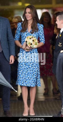 Catherine, duchesse de Cambridge, vêtue d'une robe bleue à pois de l'étiquette américaine Altuzarra, visite la stewards Academy à Harlow, dans l'Essex, le 16 septembre 2016. Banque D'Images