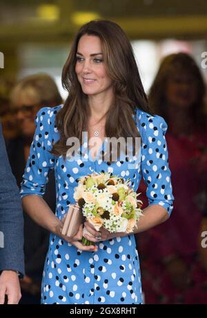 Catherine, duchesse de Cambridge, vêtue d'une robe bleue à pois de l'étiquette américaine Altuzarra, visite la stewards Academy à Harlow, dans l'Essex, le 16 septembre 2016. Banque D'Images