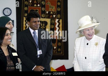 La reine Elizabeth II rencontre des membres de la communauté du Cachemire au Sage Music Center de Gateshead.Anwar Hussein/allactiondigital.com Banque D'Images