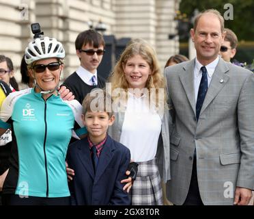 Sophie, comtesse de Wessex, est accueillie par sa famille, Prince Edward, comte de Wessex, Lady Louise Windsor et James, vicomte Severn, alors qu'elle arrive au Palais de Buckingham pour terminer sa promenade en vélo d'Édimbourg à Londres en soutien au Prix du duc d'Édimbourg le 25 septembre 2016. Banque D'Images