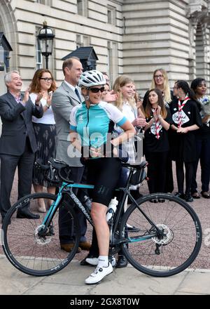 Sophie, comtesse de Wessex, est accueillie par sa famille, Prince Edward, comte de Wessex, Lady Louise Windsor et James, vicomte Severn, alors qu'elle arrive au Palais de Buckingham pour terminer sa promenade en vélo d'Édimbourg à Londres en soutien au Prix du duc d'Édimbourg le 25 septembre 2016. Banque D'Images