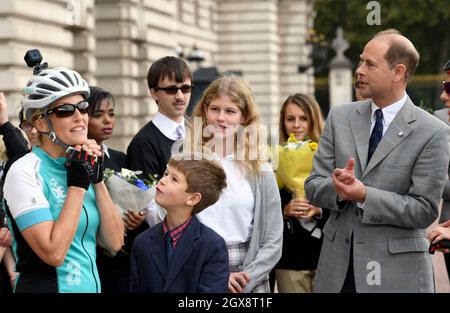 Sophie, comtesse de Wessex, est accueillie par sa famille, Prince Edward, comte de Wessex, Lady Louise Windsor et James, vicomte Severn, alors qu'elle arrive au Palais de Buckingham pour terminer sa promenade en vélo d'Édimbourg à Londres en soutien au Prix du duc d'Édimbourg le 25 septembre 2016. Banque D'Images