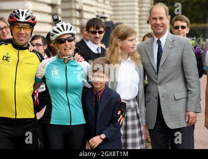 Sophie, comtesse de Wessex, est accueillie par sa famille, Prince Edward, comte de Wessex, Lady Louise Windsor et James, vicomte Severn, alors qu'elle arrive au Palais de Buckingham pour terminer sa promenade en vélo d'Édimbourg à Londres en soutien au Prix du duc d'Édimbourg le 25 septembre 2016. Banque D'Images