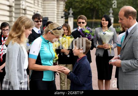 Sophie, comtesse de Wessex, est accueillie par sa famille, Prince Edward, comte de Wessex, Lady Louise Windsor et James, vicomte Severn, alors qu'elle arrive au Palais de Buckingham pour terminer sa promenade en vélo d'Édimbourg à Londres en soutien au Prix du duc d'Édimbourg le 25 septembre 2016. Banque D'Images