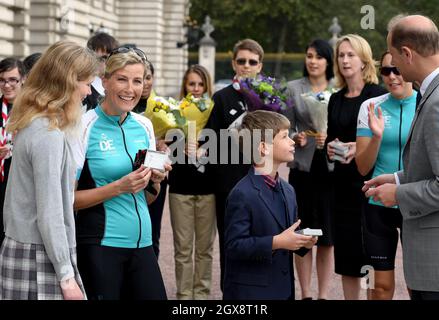 Sophie, comtesse de Wessex, est accueillie par sa famille, Prince Edward, comte de Wessex, Lady Louise Windsor et James, vicomte Severn, alors qu'elle arrive au Palais de Buckingham pour terminer sa promenade en vélo d'Édimbourg à Londres en soutien au Prix du duc d'Édimbourg le 25 septembre 2016. Banque D'Images