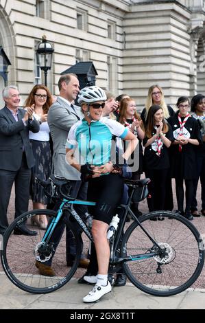 Sophie, comtesse de Wessex, est accueillie par sa famille, Prince Edward, comte de Wessex, Lady Louise Windsor et James, vicomte Severn, alors qu'elle arrive au Palais de Buckingham pour terminer sa promenade en vélo d'Édimbourg à Londres en soutien au Prix du duc d'Édimbourg le 25 septembre 2016. Banque D'Images