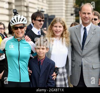 Sophie, comtesse de Wessex, est accueillie par sa famille, Prince Edward, comte de Wessex, Lady Louise Windsor et James, vicomte Severn, alors qu'elle arrive au Palais de Buckingham pour terminer sa promenade en vélo d'Édimbourg à Londres en soutien au Prix du duc d'Édimbourg le 25 septembre 2016. Banque D'Images