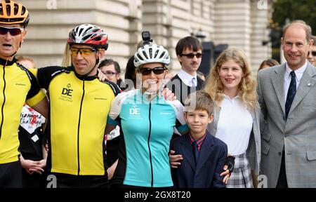 Sophie, comtesse de Wessex, est accueillie par sa famille, Prince Edward, comte de Wessex, Lady Louise Windsor et James, vicomte Severn, alors qu'elle arrive au Palais de Buckingham pour terminer sa promenade en vélo d'Édimbourg à Londres en soutien au Prix du duc d'Édimbourg le 25 septembre 2016. Banque D'Images