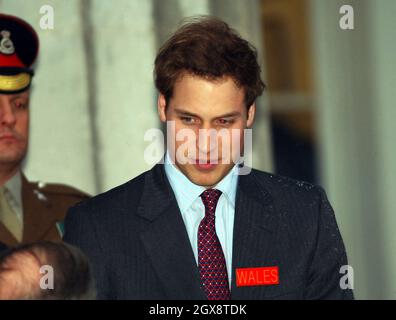 HRH le prince William, portant son porte-nom « pays de Galles », arrive à se joindre à son frère le prince Harry pour entreprendre une formation d'officier de l'Armée de terre de 44 semaines à l'Académie militaire royale de Sandhurst le 8 janvier 2006 à Berkshire, en Angleterre.Anwar Hussein/allactiondigital.com *** Légende locale *** Prince William Banque D'Images