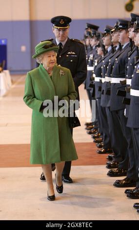 La reine Elizabeth ll visite la RAF Marham à Norfolk le 31 janvier 2006.Anwar Hussein/allactiondigital.com Banque D'Images