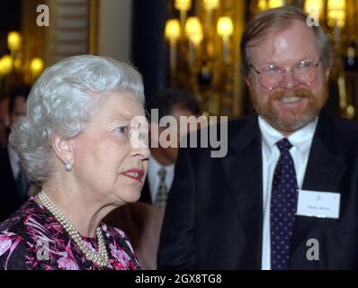 La reine Elizabeth II de Grande-Bretagne avec Bill Bryson, le mardi 7 décembre 2004, lors d'une réception de Noël au palais de Buckingham.La Reine lance une fête de Noël pour les hauts-fliers de 2004.Parmi les 500 invités figurent les héros méconnus de la charité et du travail communautaire ainsi que quelques noms célèbres.Anwar Hussein/allactiondigital.com Banque D'Images