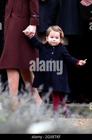 La princesse Charlotte de Cambridge assiste à un service de Noël à l'église Saint-Marc d'Englefield le 25 décembre 2016. Banque D'Images