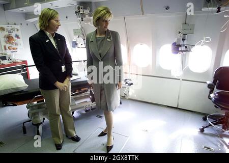 La comtesse de Wessex s'entretient avec l'infirmière Carmen Newman à bord de l'avion de l'hôpital Orbis DC-10 à l'aéroport de Stansted, dans l'Essex, le vendredi 4 avril 2003.La comtesse de Wessex est montée à bord d'un hôpital de vol pour le lancement de son nouveau rôle de protectrice de Vision 2020: Le droit à la vue.Robe longue, jupe, royale, robe grise Â©Anwar Hussein/allaction.co.uk Banque D'Images