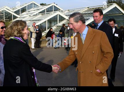 Son Altesse Royale le Prince de Galles (R) accueille les visiteurs devant le conservatoire de la princesse de Galles dans les jardins botaniques de Kew, à l'ouest de Londres, le 24 février 2003.Le Prince Charles est un patron de la fondation et des amis des jardins botaniques royaux inKew a ouvert le conservatoire de Nash après sa rénovation.Â Anwar Hussein/allaction.co.uk Banque D'Images