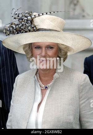 Camilla Parker Bowles à l'extérieur de l'abbaye de Westminster lors des célébrations marquant le 50e anniversaire du couronnement de la Reine.Tête de lit, chapeau Banque D'Images