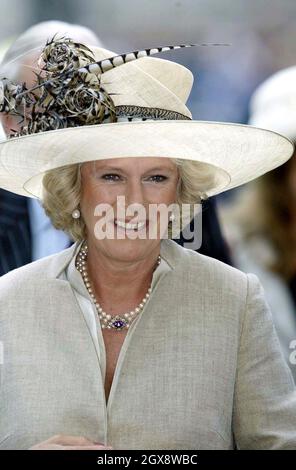 Camilla Parker Bowles à l'extérieur de l'abbaye de Westminster lors des célébrations marquant le 50e anniversaire du couronnement de la Reine.Tête de lit, chapeau Banque D'Images