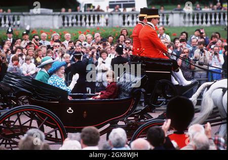 La Reine mère avec Diana, la princesse de Galles et un jeune prince William se balade en calèche à Londres à Tropping the Color en 1988.Photo.Anwar Hussein Banque D'Images