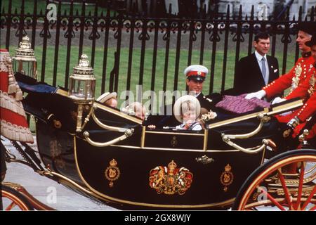 Un jeune prince William se déplace en calèche pour assister au mariage du prince Andrew avec Sarah Ferguson en juillet 1986.Photo.Anwar Hussein Banque D'Images