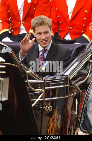 Le prince William fait des vagues en passant une calèche du palais de Buckingham à la cathédrale Saint-Paul le 4 juin 2002 pour un service de Thanksgiving pour célébrer le Jubilé de la Reine.Photo.Anwar Hussein Banque D'Images