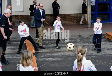 Le Prince William, duc de Cambridge, participe à une activité alors qu'il lance officiellement le nouveau prix Skillforce Prince William à l'école primaire Llanfoist Fawr près d'Abergavenny, au pays de Galles, le 01 mars 2017 Banque D'Images