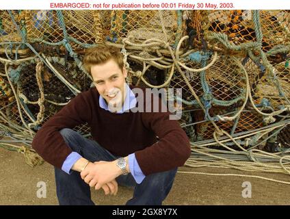 Le Prince William est assis devant des pots de homard sur le port à St Andrews le mercredi 28 mai 2003.Le Prince est deux ans après un diplôme d'histoire de l'art de quatre ans à la ville universitaire écossaise.3/4 longueur Banque D'Images