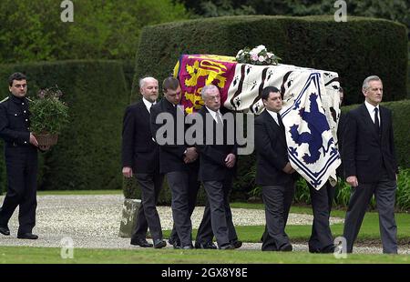 Six pallbearers portent le cercueil du dimanche 31 mars 2002 de la reine Elizabeth la reine mère de sa résidence officielle au Royal Lodge, dans le parc Windsor, à la chapelle royale de tous les Saints, à proximité.La Reine mère est décédée samedi à l'âge de 101 ans. Banque D'Images