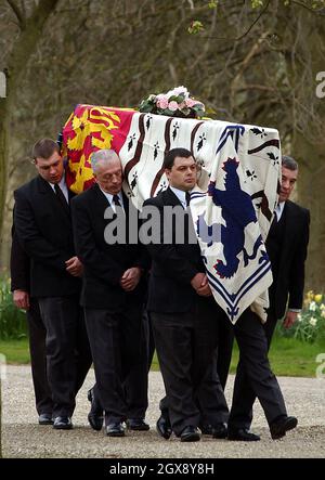 Six pallbearers portent le cercueil du dimanche 31 mars 2002 de la reine Elizabeth la reine mère de sa résidence officielle au Royal Lodge, dans le parc Windsor, à la chapelle royale de tous les Saints, à proximité.La Reine mère est décédée samedi à l'âge de 101 ans. Banque D'Images