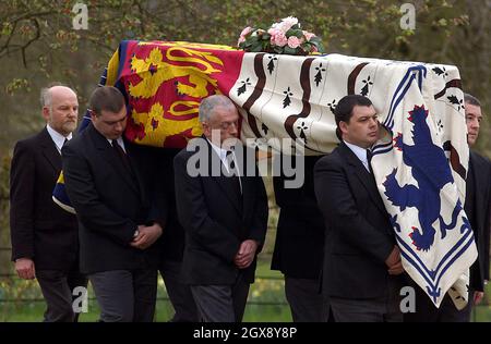 Six pallbearers portent le cercueil du dimanche 31 mars 2002 de la reine Elizabeth la reine mère de sa résidence officielle au Royal Lodge, dans le parc Windsor, à la chapelle royale de tous les Saints, à proximité.La Reine mère est décédée samedi à l'âge de 101 ans. Banque D'Images