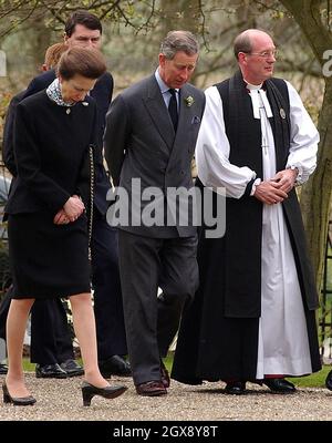 La princesse royale (à gauche), son mari le Commodore Tim Laurence (à l'arrière) et le prince de Galles (au centre) arrivent avec le doyen de Windsor le révérend de droite David Conner pour rejoindre d'autres membres de la famille royale pour le dimanche 31 mars 2002, à la Chapelle royale de tous les Saints,Près de Royal Lodge, la maison de Windsor de la reine Elizabeth, la reine mère, qui est décédée samedi à l'âge de 101 ans. Banque D'Images