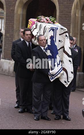 Le cercueil de la Reine mère arrivant à la résidence St James Chapel Deans. Banque D'Images