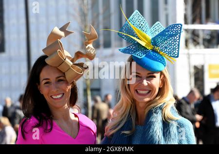 Les racegoers en chapeaux tendance assistent à la Journée des femmes au Cheltenham Festival le 15 mars 2017 Banque D'Images