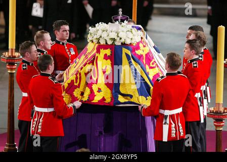 Le cercueil de la reine mère qui se trouve dans l'état de l'abbaye de Westminster, à Londres. Banque D'Images