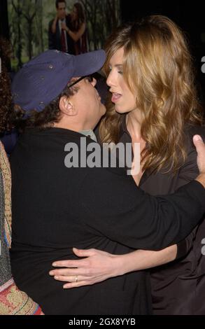L'actrice JENNIFER ANISTON et l'actrice/productrice DANNY DEVITO à la première mondiale, à Hollywood, de leur nouveau film Along est venu Polly. Banque D'Images
